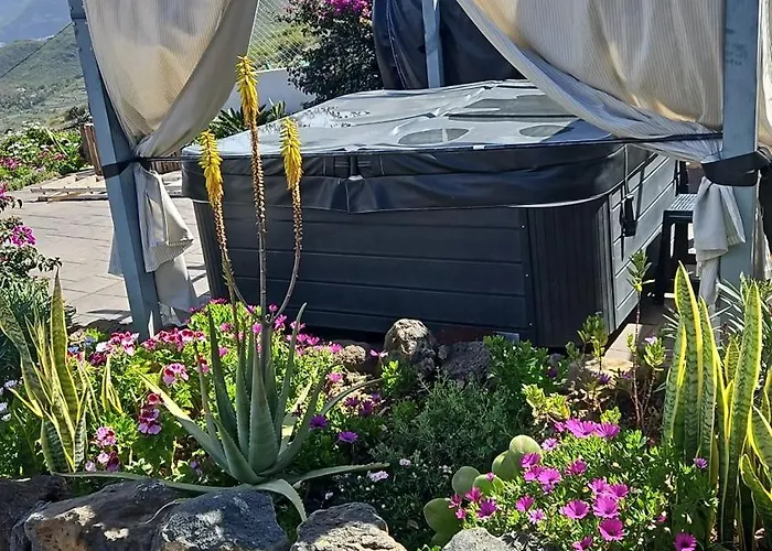 Semesterbostad Rural Escape W/stunning Views, Jacuzzi And Sauna *